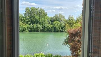 Superior tweepersoonskamer, en-suite badkamer, uitzicht op rivier (4 épis Gîtes de France) | Gratis wifi