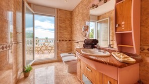 Shower, hair dryer, towels - Villa 'Costacabana -  Ibiza' with Sea View, Private Pool and Wi-Fi (Lloret de Mar)