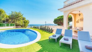 Pool - Villa 'Costacabana -  Ibiza' with Sea View, Private Pool and Wi-Fi (Lloret de Mar)
