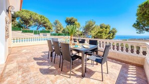 Outdoor dining - Villa 'Costacabana -  Ibiza' with Sea View, Private Pool and Wi-Fi (Lloret de Mar)