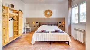 4 bedrooms, iron/ironing board, WiFi, bed sheets - Villa 'Costacabana -  Ibiza' with Sea View, Private Pool and Wi-Fi (Lloret de Mar)