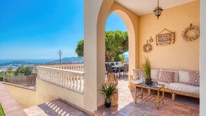 Outdoor dining - Villa 'Costacabana -  Ibiza' with Sea View, Private Pool and Wi-Fi (Lloret de Mar)