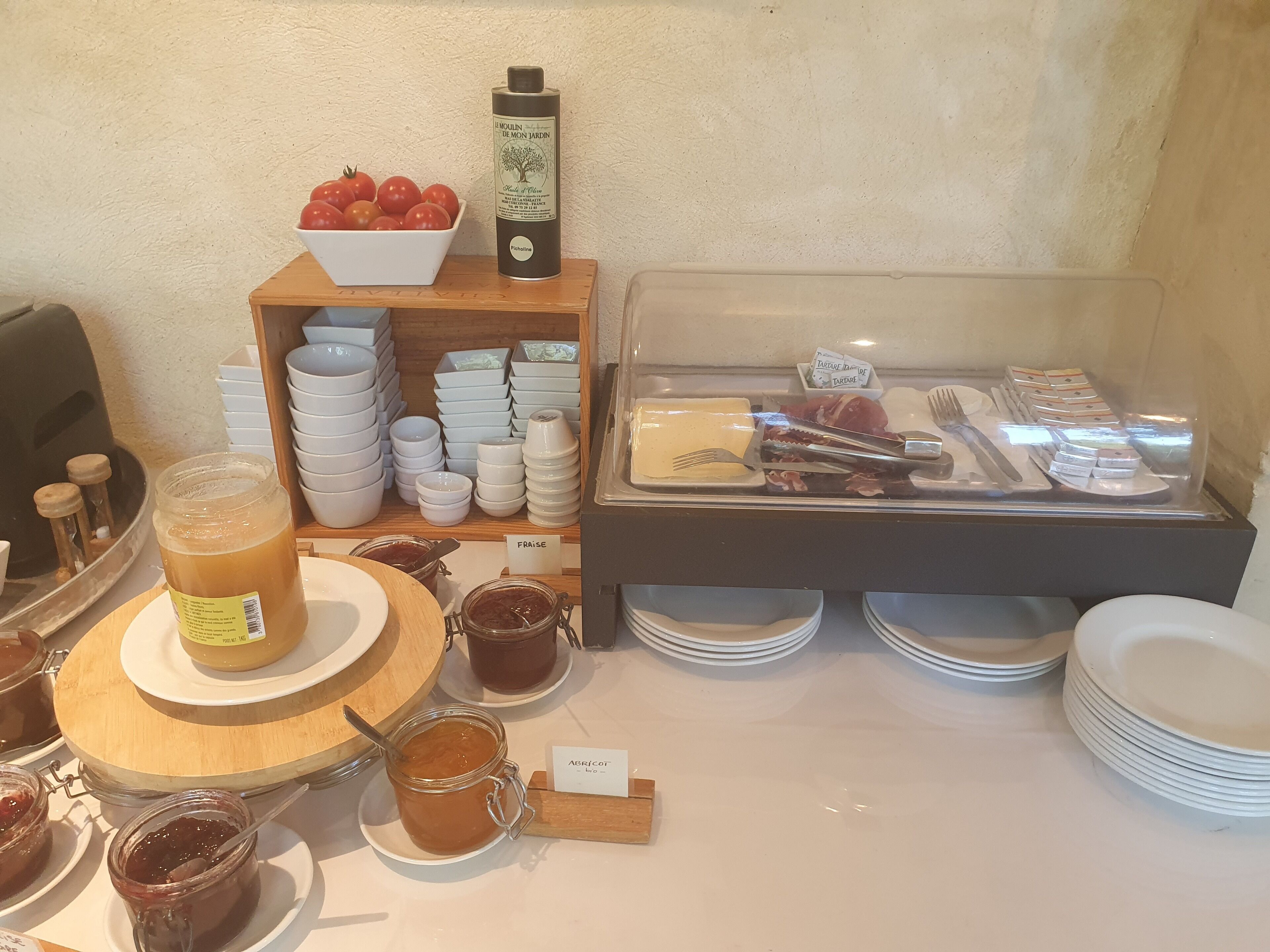 Petit déjeuner buffet (14 EUR par personne)