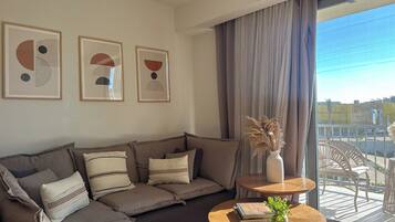 LĂ€genhet Classic - utsikt mot poolen | Vardagsrum