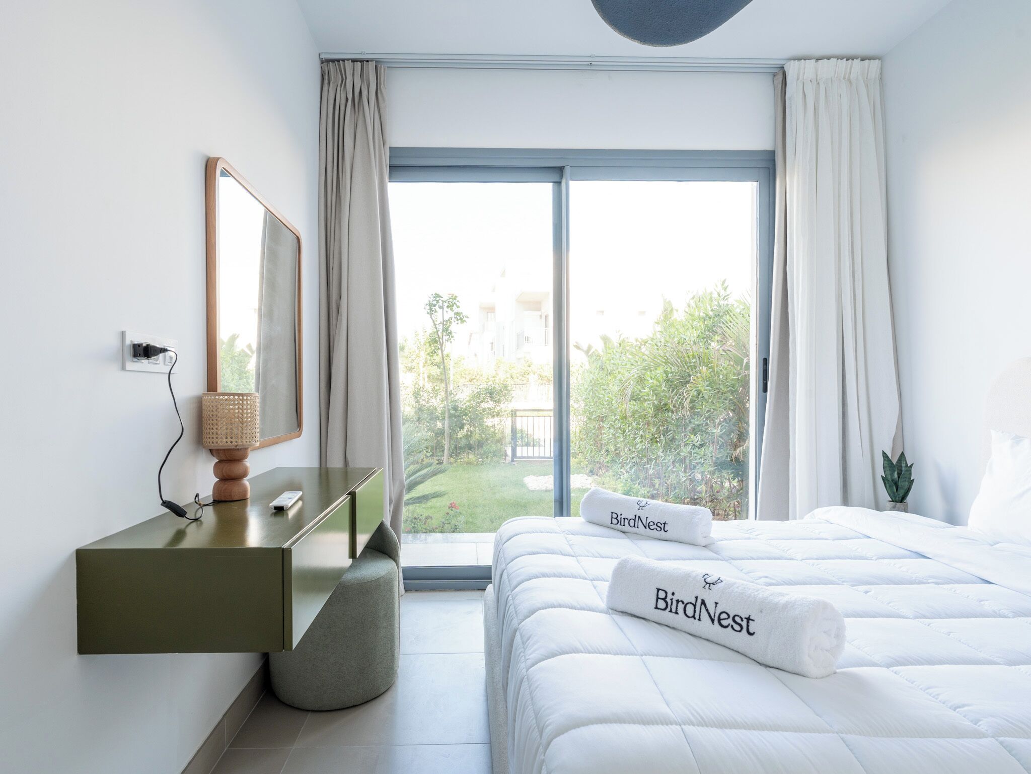 Townhome Comfort - utsikt mot trädgården | Skrivbord och arbetsyta för laptop