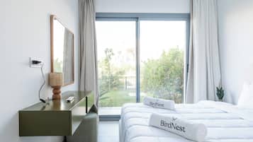 Townhome Comfort - utsikt mot trädgården | Skrivbord och arbetsyta för laptop