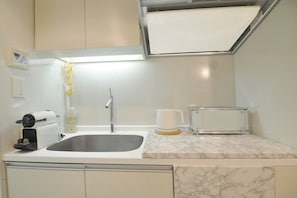 Køleskab, mikrobølgeovn, kogeplade, kaffe-/temaskine