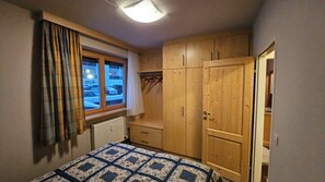 2 bedrooms, bed sheets