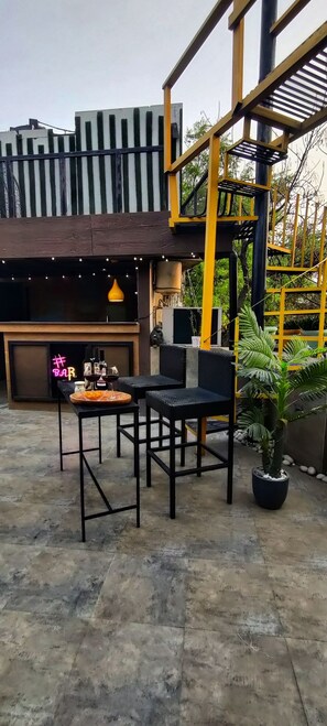 Outdoor dining - Rusty Roads, South Delhi, New Delhi, Terrace with Jacuzzi for Nature lovers (New Delhi)