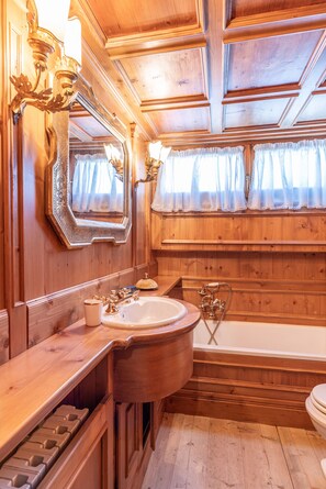 Shower, hair dryer, bidet, towels - Casa Cirmoli, a cozy attic surrounded by greenery (Cortina d´Ampezzo)