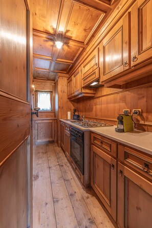 Fridge, oven, dishwasher, coffee/tea maker