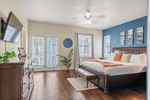 5 bedrooms, desk, travel crib, WiFi - Waterfront Oasis w/ Kayaks, Fire Pit & Game Room (Sparks)