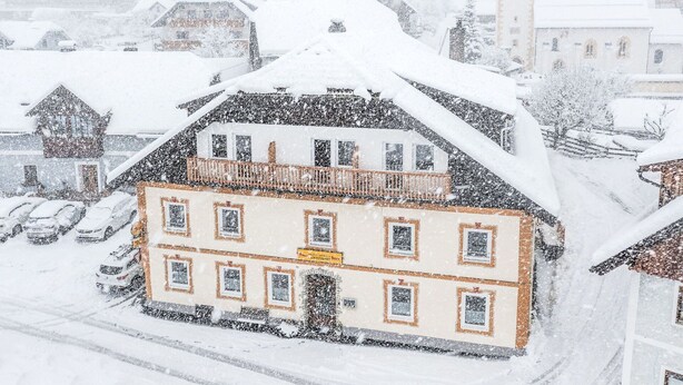 A snow-covered building with multiple windows and a balcony. - Nice apartment for 4 people with WIFI, balcony and pets allowed (St Michael Im Lungau)
