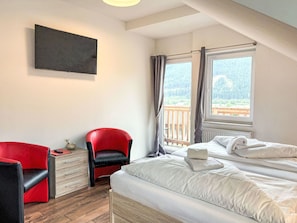 2 bedrooms, travel crib, free WiFi