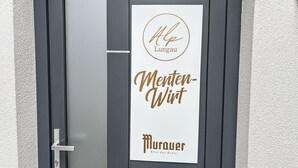 Een deur met een bord waarop staat: Alp Lungau Menten-Wirt Purauer Rein das Beste.