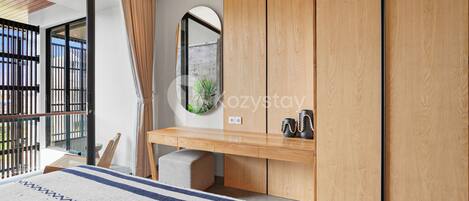 Un dormitorio moderno con una cama grande, un armario de madera y un escritorio con espejo.