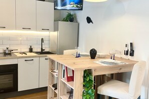 Fridge, microwave, oven, stovetop - Bnbook Suite Leonardo (Sesto Calende)