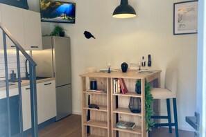 Een koelkast, een microgolfoven, een oven, een kookplaat