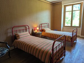 3 bedrooms, desk, free WiFi, bed sheets