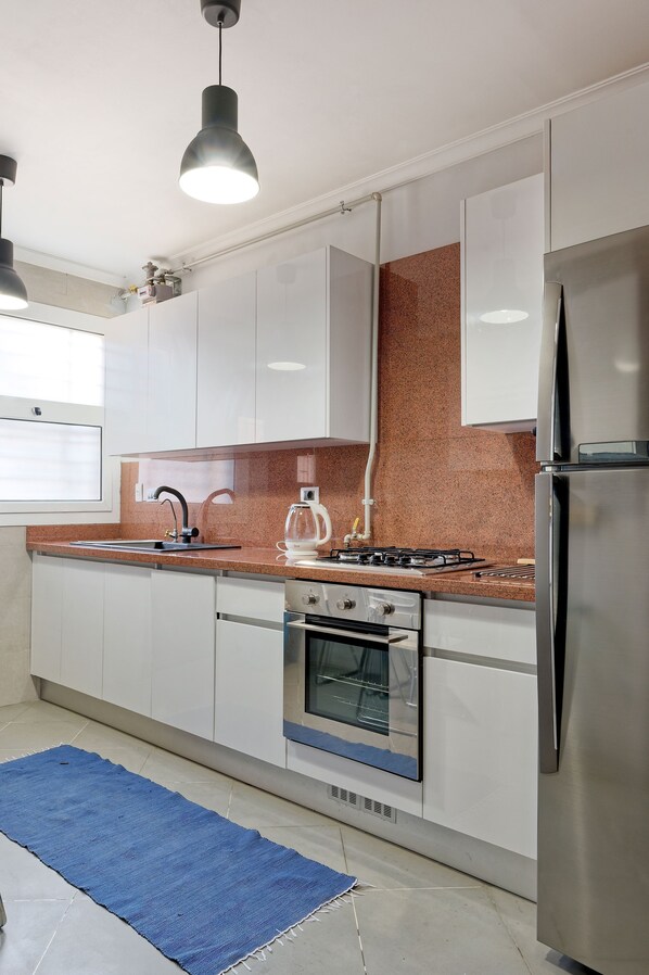 Apartamento exclusivo | Cozinha privada | Geladeira, fogão, talheres/pratos/utensílios de cozinha