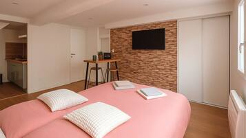 Iron/ironing board, WiFi, bed sheets