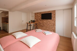 1 slaapkamer, een strijkplank/strijkijzer, wifi, beddengoed