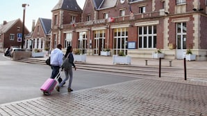 A historic building with a sign reading "GARE SNCF" and a pedestrian walkway in front. - L'Escale Beauvaisienne - Hypercentre (Beauvais)