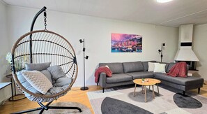 Bungalow, 3 soverom, terrasse, hageutsikt | Oppholdsrom | Bøker