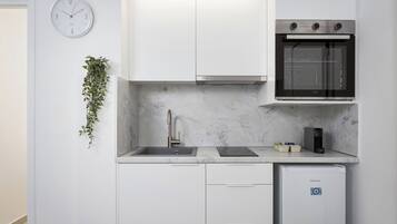 Kjøleskap, kokeplater, kaffetrakter/tekoker og kjøkkenutstyr