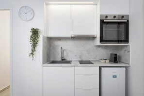 Fridge, stovetop, coffee/tea maker, cookware/dishes/utensils
