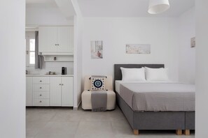 1 dormitori, planxa i posts de planxar i un bressol de viatge