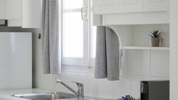 Kjøleskap, mikrobølgeovn, kokeplater og kaffetrakter/tekoker