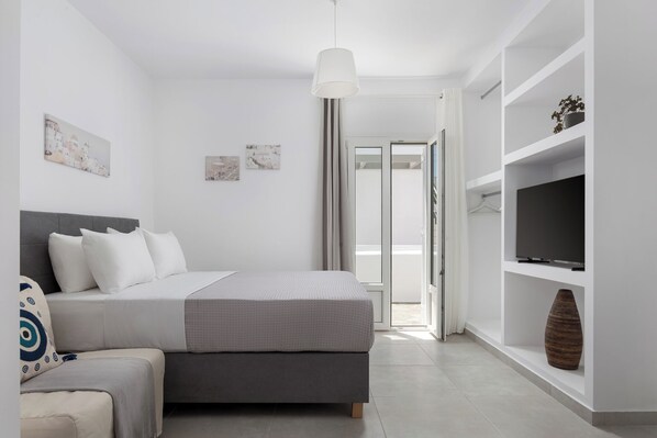 1 dormitori, planxa i posts de planxar i un bressol de viatge