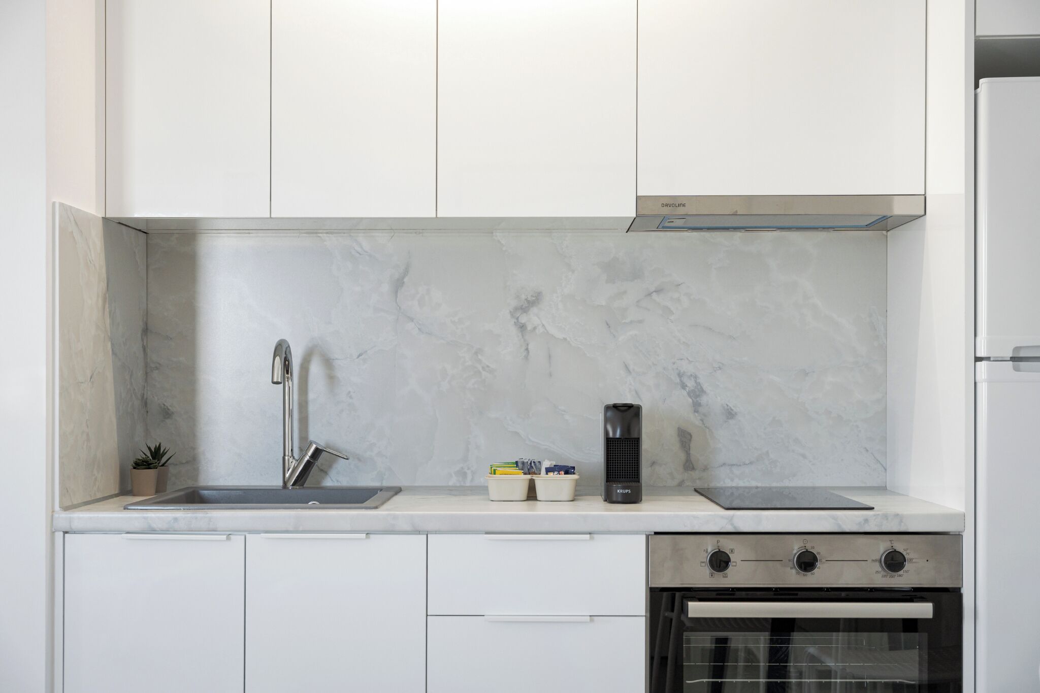 Réfrigérateur, plaque de cuisson, cafetière/bouilloire