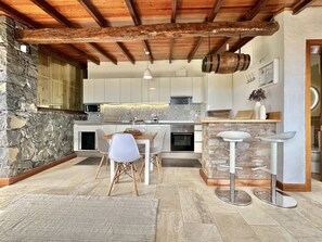 Réfrigérateur, four à micro-ondes, un four, lave-vaisselle