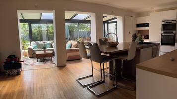 Micro-ondes, four, plaque de cuisson, lave-vaisselle