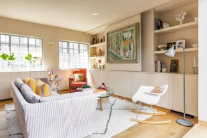 Apartment (3 Bedrooms) | Wohnbereich | Fernseher