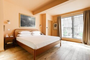 3 habitaciones, tabla de planchar con plancha, cunas y ropa de cama 