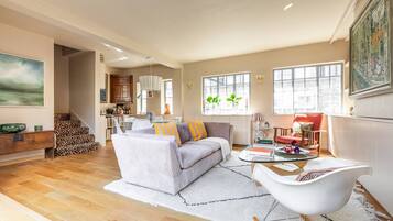 Apartment (3 Bedrooms) | Living area | TV