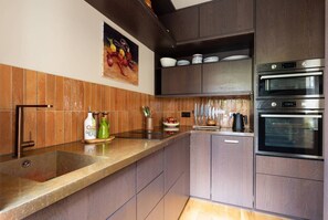 Apartment (3 Bedrooms) | Eigene Küche | Mikrowelle, Geschirrspüler, Wasserkocher mit Kaffee-/Teezubehör