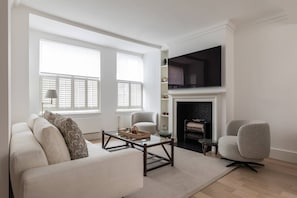 Apartment (3 Bedrooms) | Living area