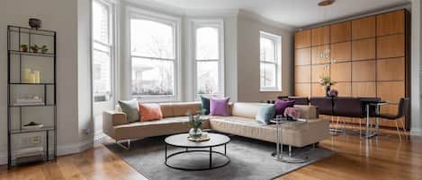 Apartment (2 Bedrooms) | Wohnbereich | Fernseher