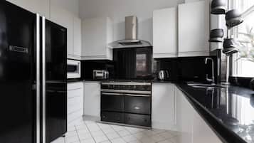 Apartment (2 Bedrooms) | Private kitchen | Microwave, dishwasher, electric kettle