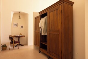 Suite Confort, vue piscine | Coffres-forts dans les chambres, rideaux occultants, Wi-Fi gratuit