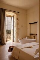 Suite Confort, vistas a la piscina | Caja fuerte, cortinas opacas, wifi gratis