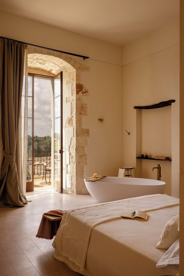 Comfort Suite, Pool View
