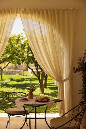 Suite Supérieure, 1 chambre, salle de bains privée, vue jardin | Terrasse/Patio