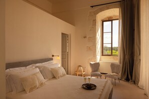 Suite – deluxe, delvis sjøutsikt | Safe på rommet, blendingsgardiner og wi-fi (inkludert)