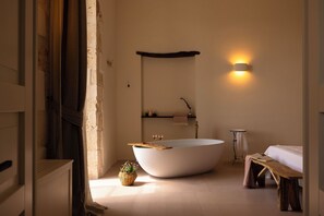 Comfort Suite, Pool View | Deep soaking bathtub