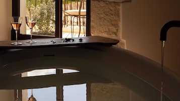 Deep-soaking bathtub